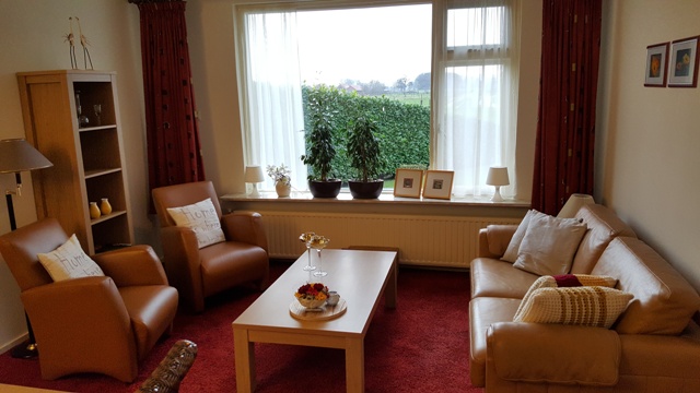 De woonkamer.